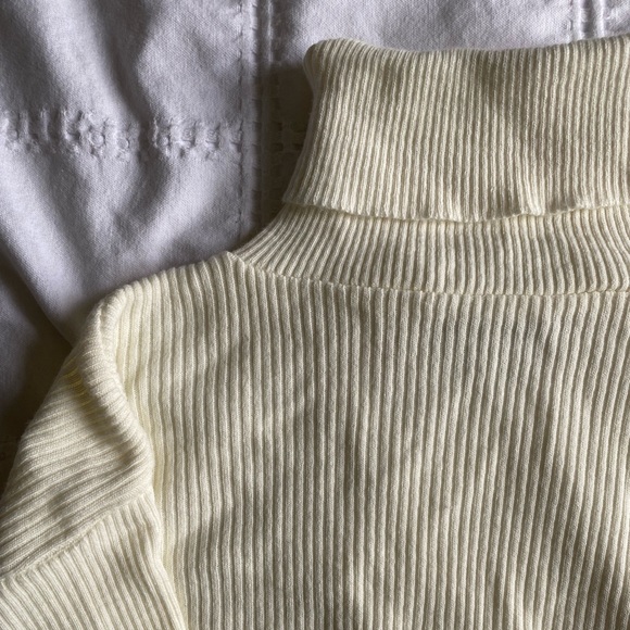 Cream cropped turtleneck - Picture 2 of 2